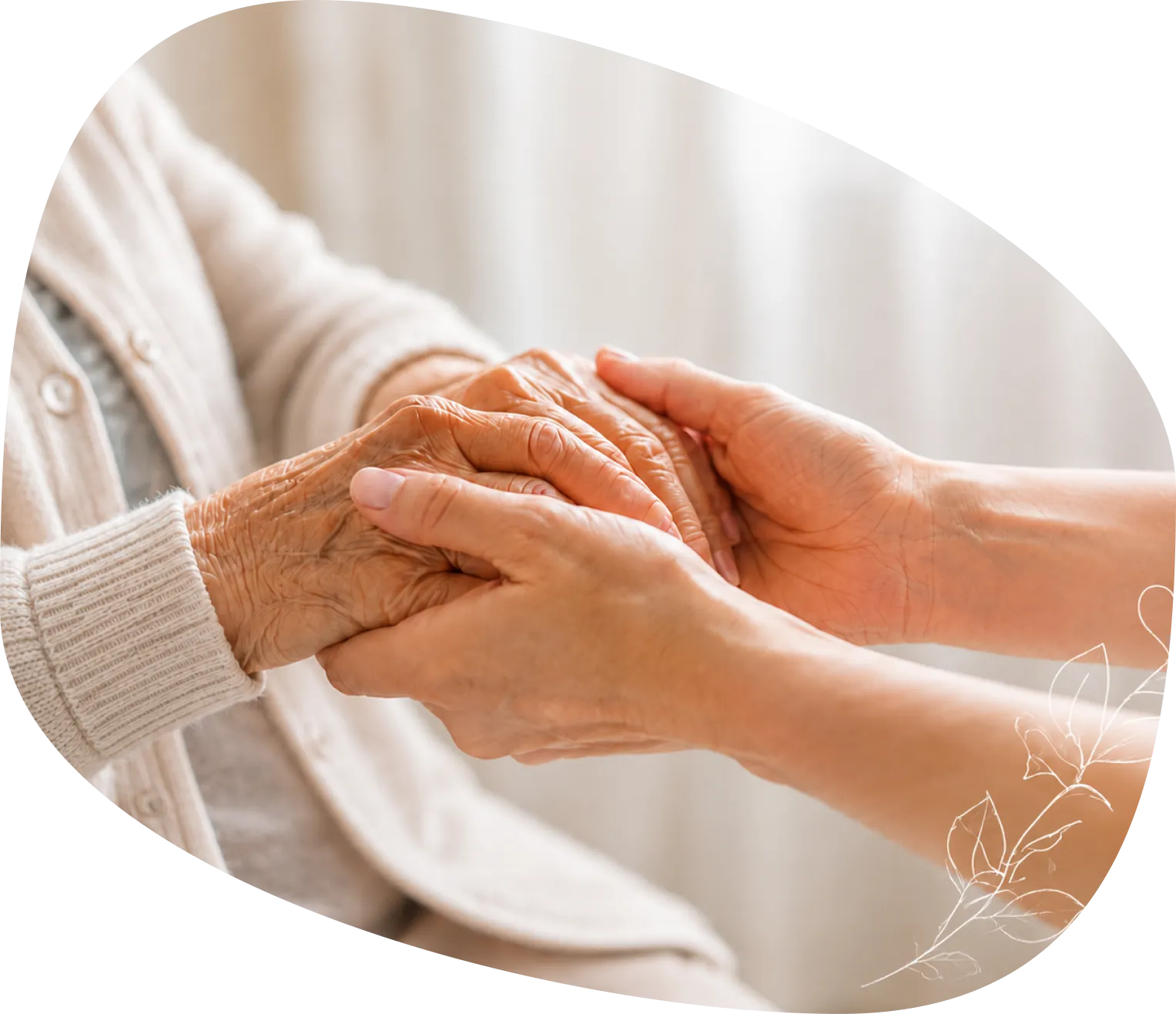 Pflegekraft unterstützt eine Seniorin im Alltag